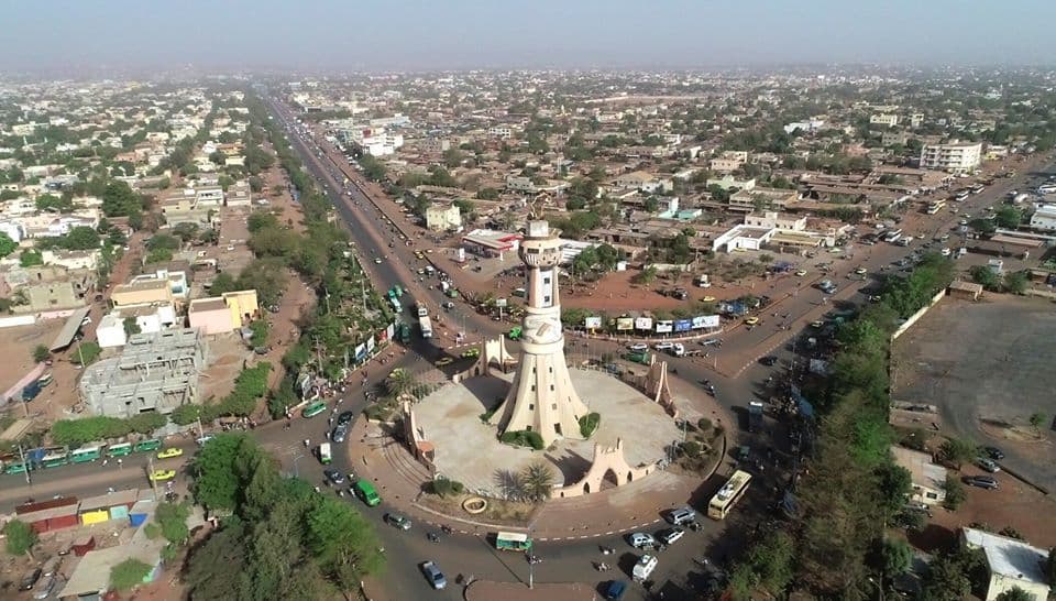 Ni pro, ni anti : Posture inconfortable d’un patriotisme sans allégeance